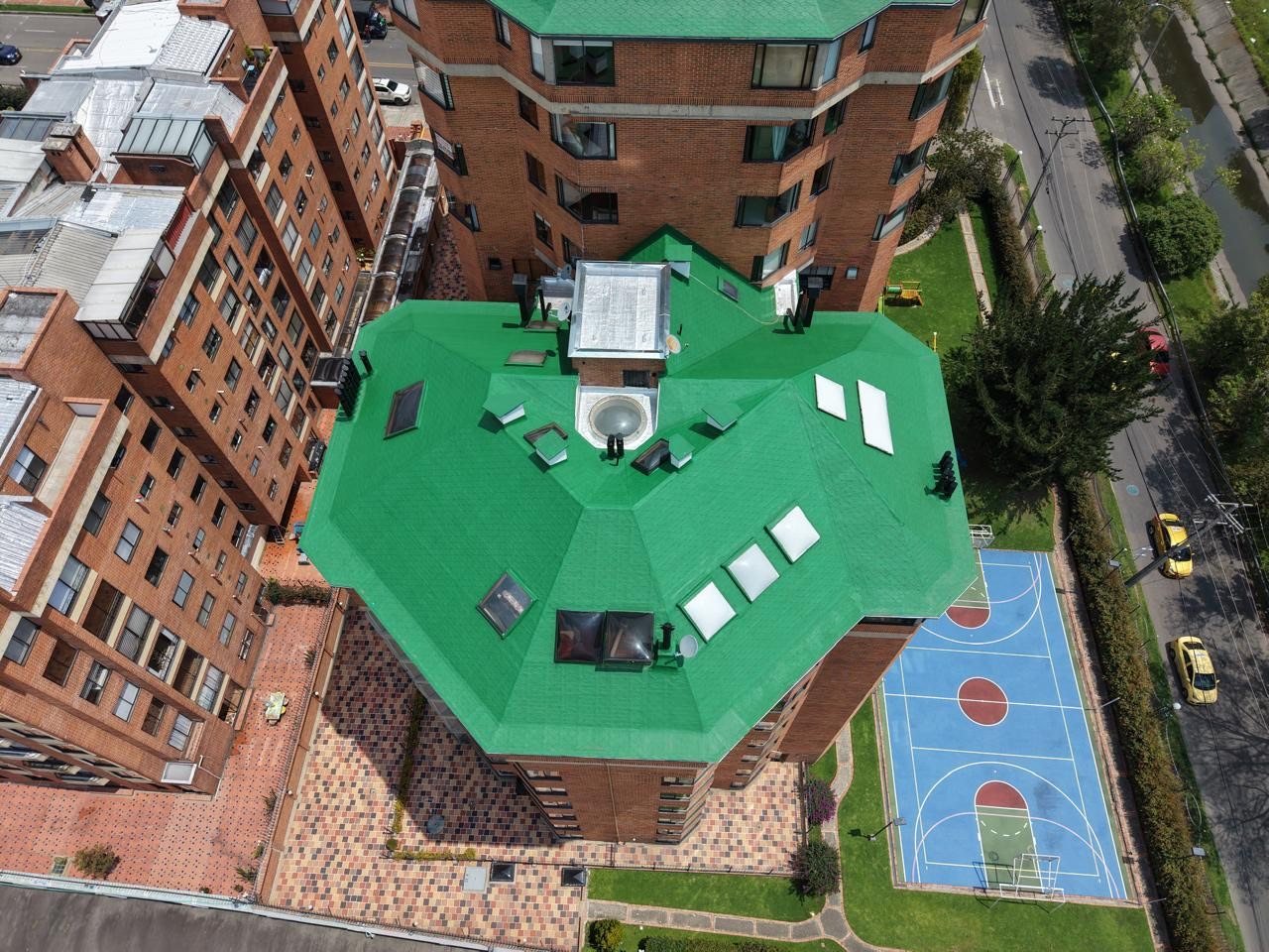 Vista aérea de cubierta de conjunto residencial para diagnóstico técnico