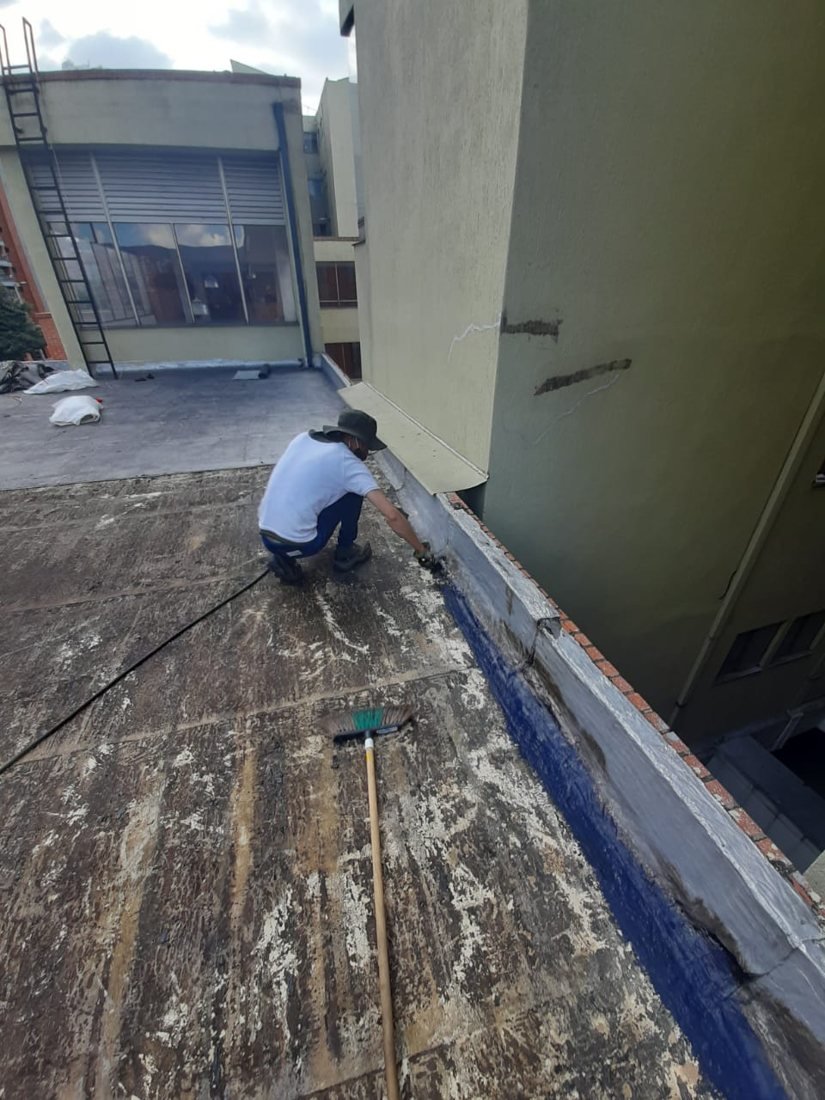 Trabajo de impermeabilización en cubierta