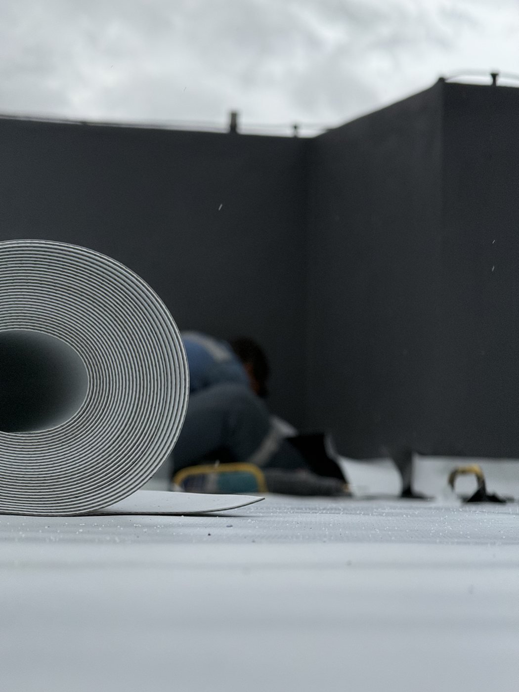Rollo de membrana impermeabilizante listo para instalar en cubierta
