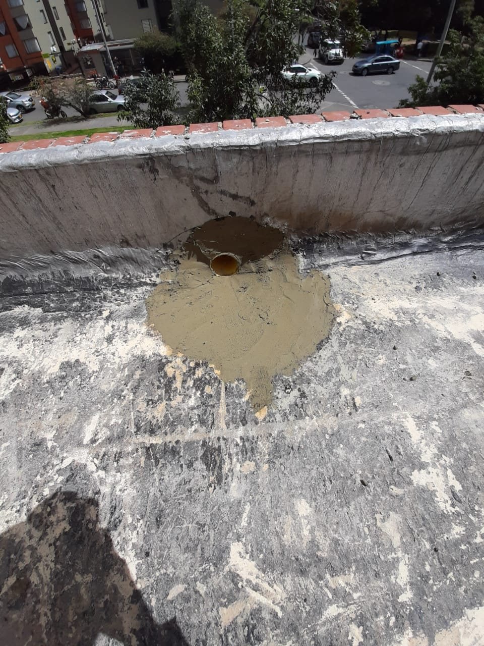 Sellado de junta de desagüe en cubierta