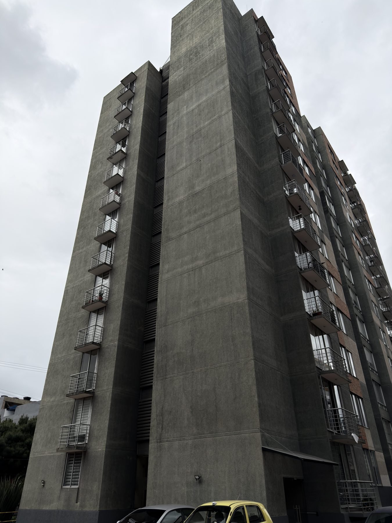 Fachada de torre residencial con impermeabilización terminada