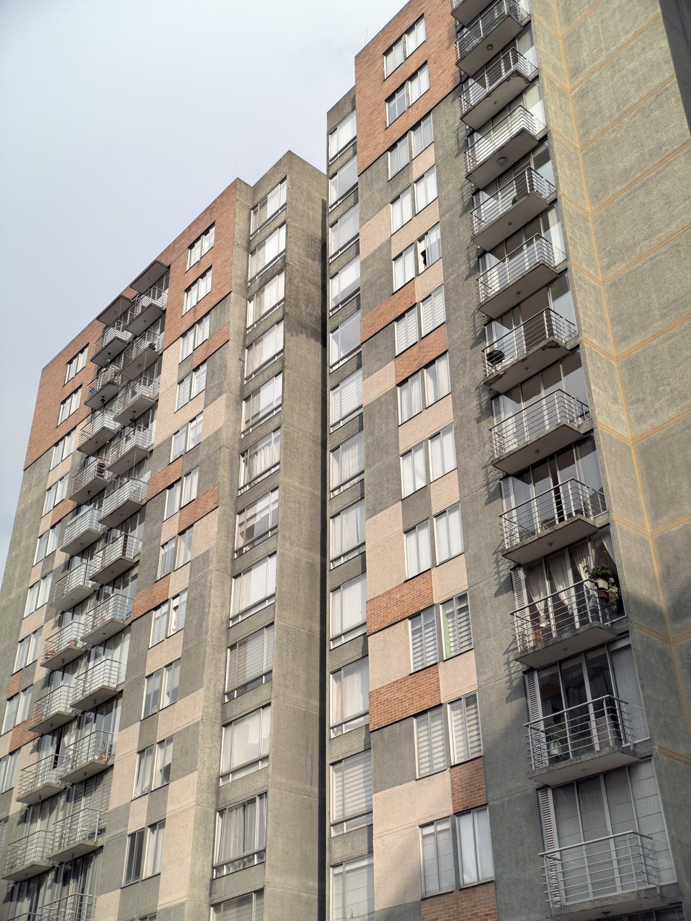 Fachada de torre residencial con acabado impermeabilizante