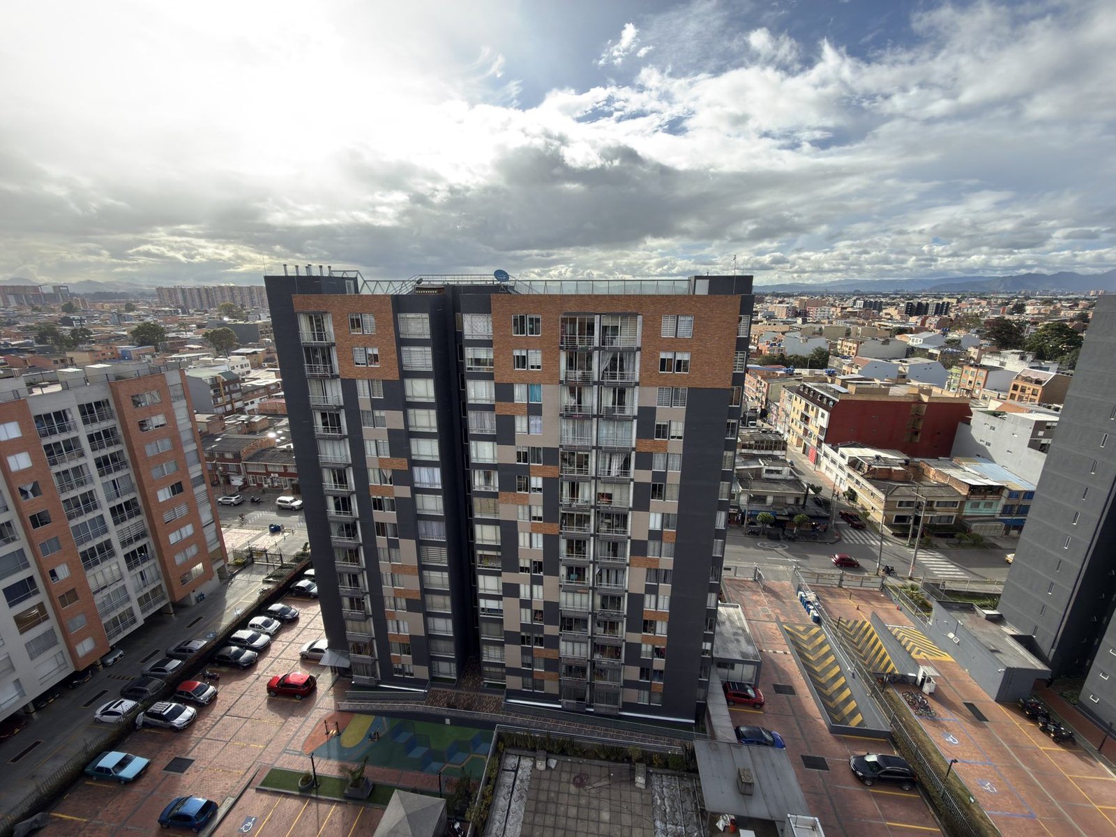 Vista aérea de edificio en altura, obra de impermeabilización