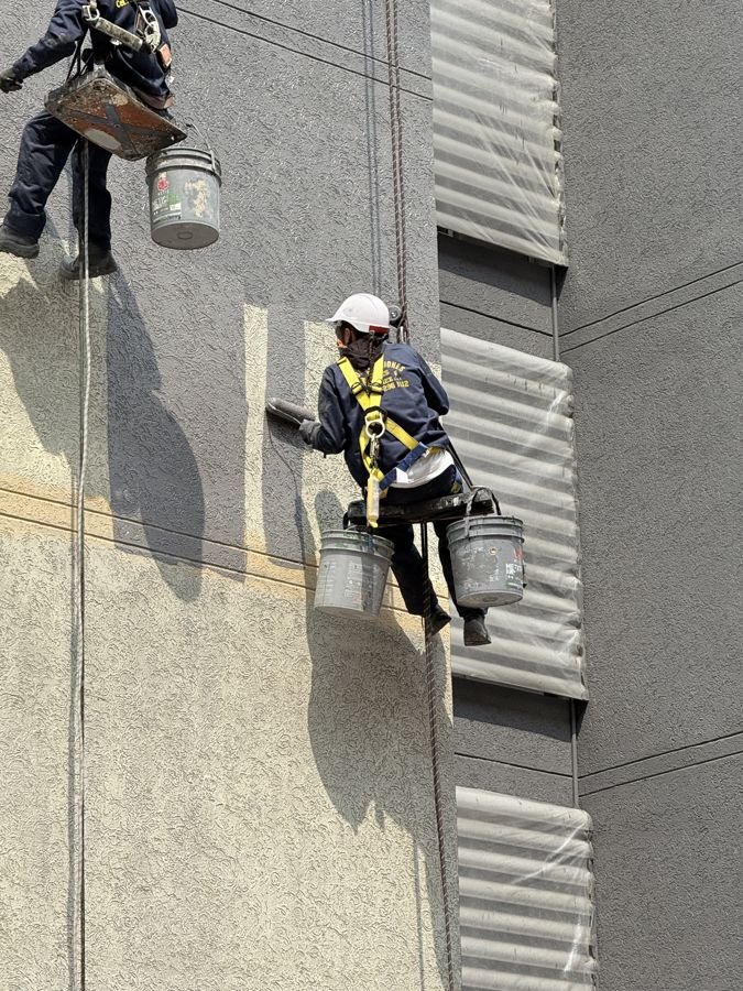 Aplicación de impermeabilizante en fachada, trabajo en altura
