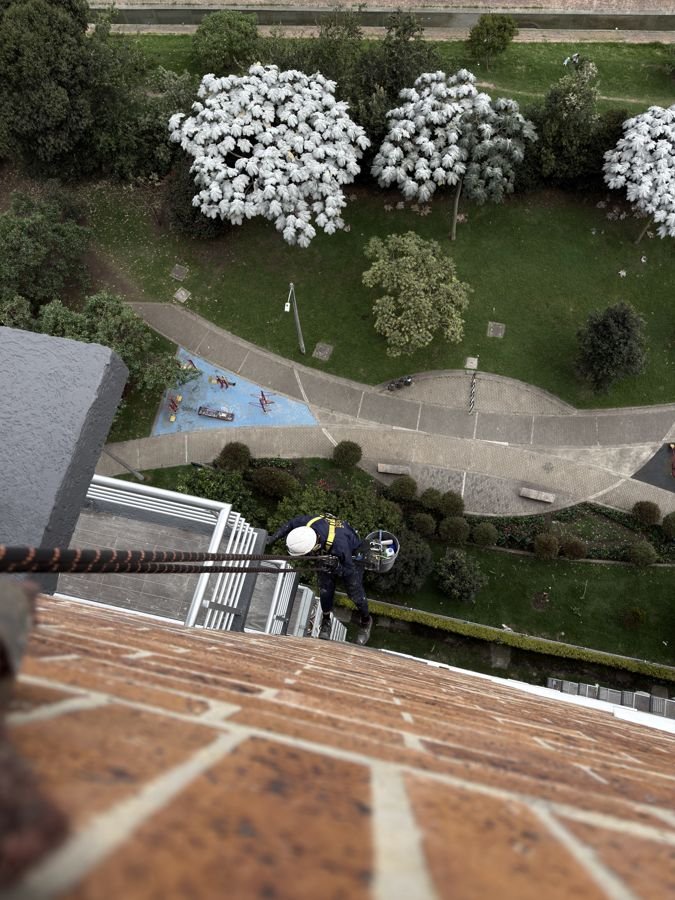Técnico en descenso controlado sobre fachada