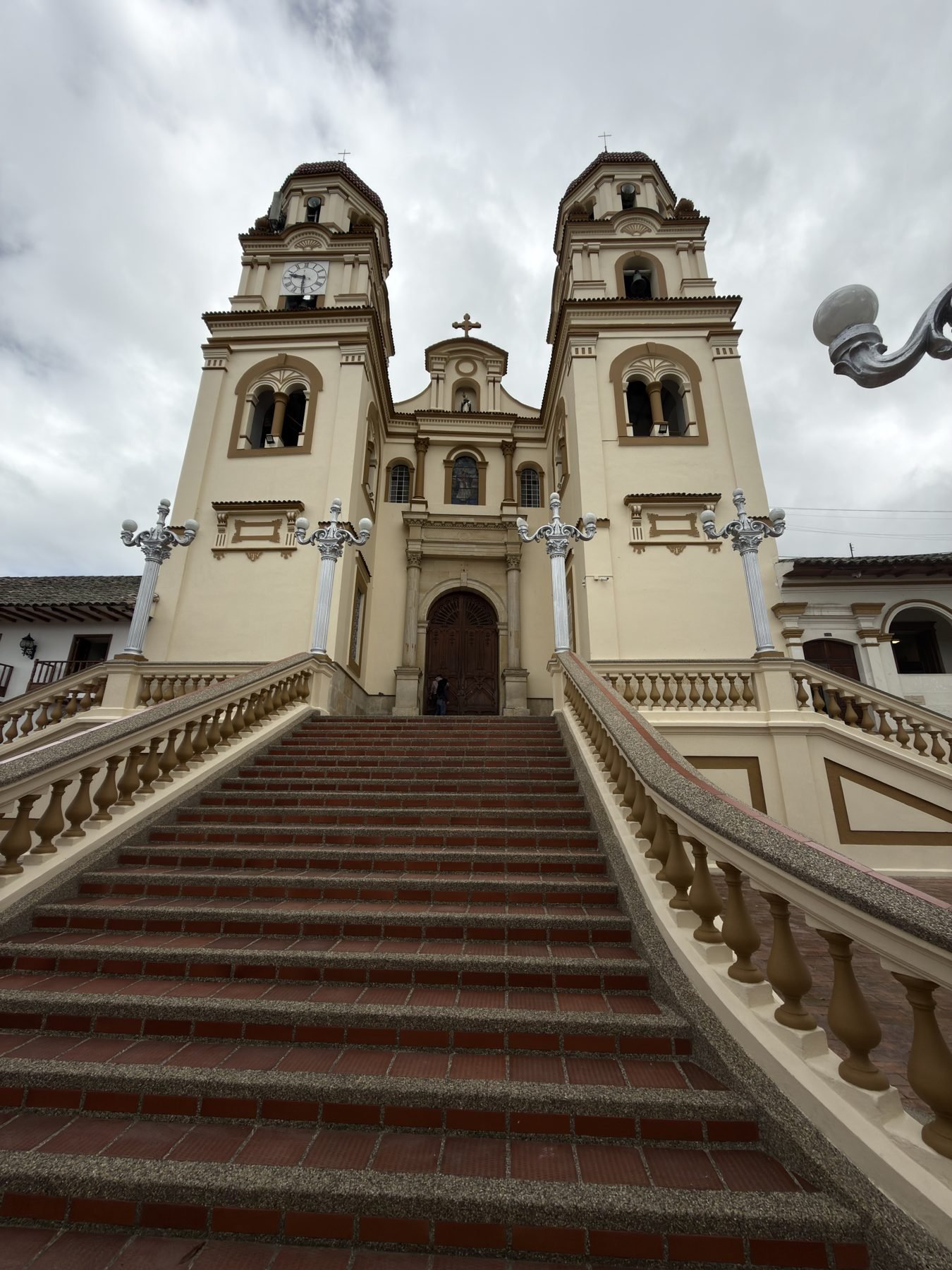 Fachada de iglesia intervenida con trabajo en alturas