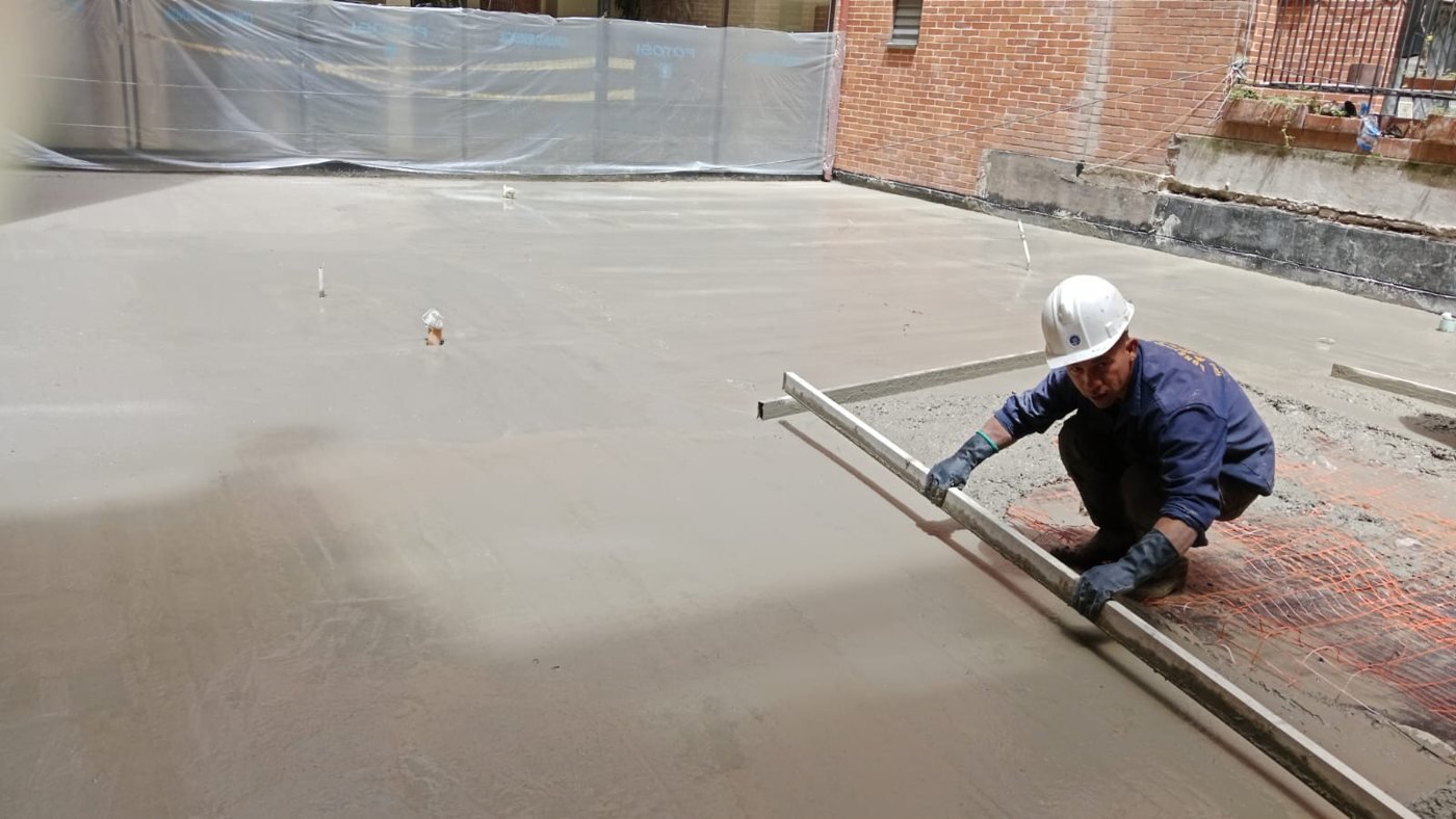 Vaciado y nivelación de placa de concreto