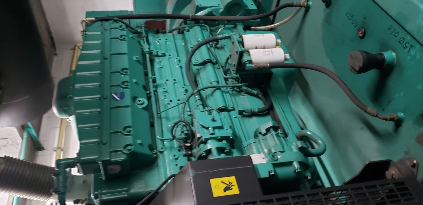 Planta eléctrica instalada en cuarto técnico