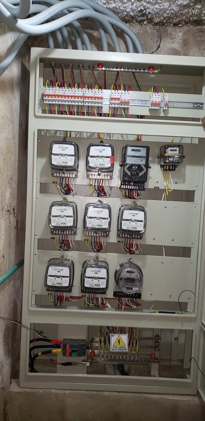 Tablero eléctrico general con medidores y breakers
