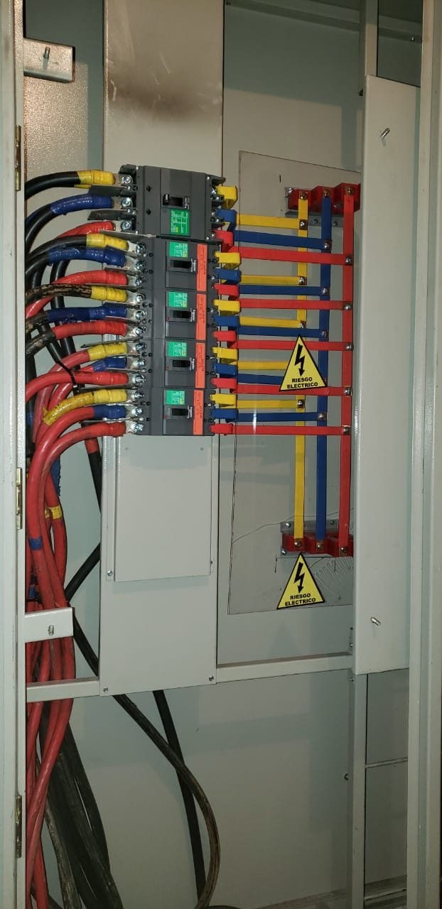 Tablero de breakers con señalización de riesgo eléctrico