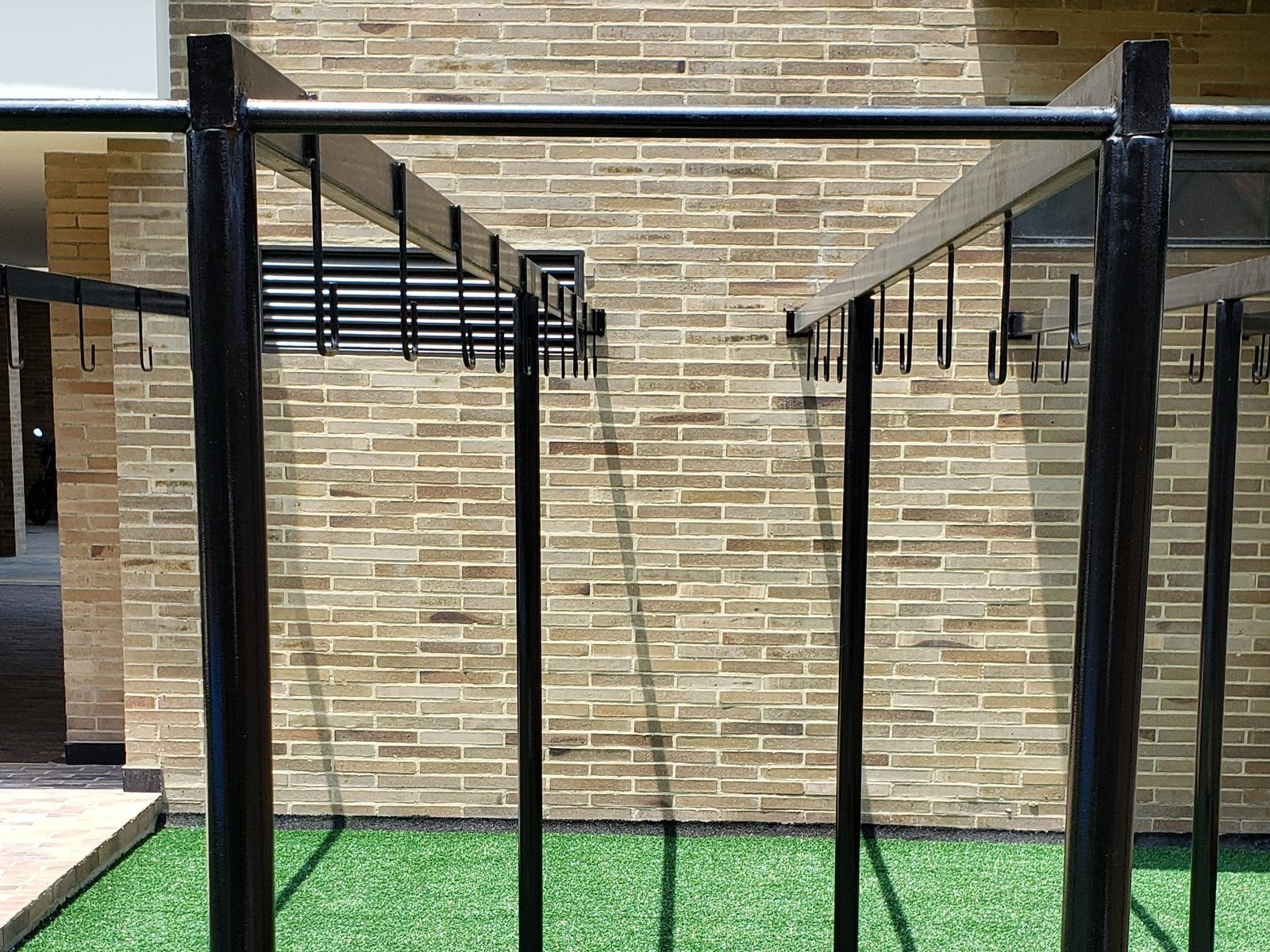 Bicicletero metálico instalado en zona común