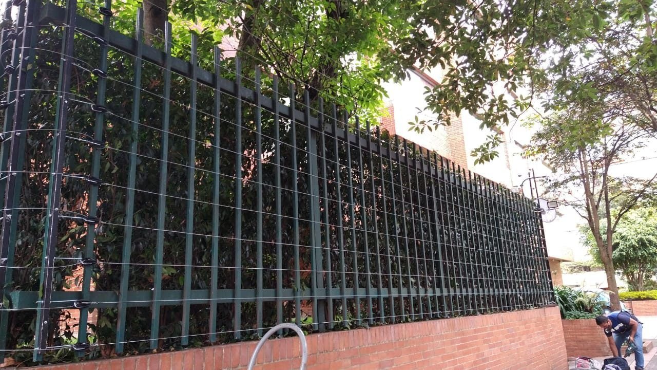 Cerca eléctrica instalada sobre cerramiento perimetral