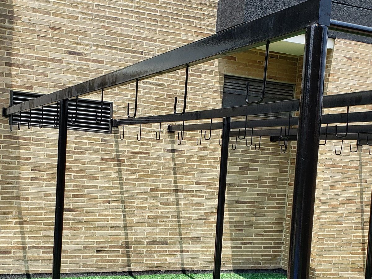 Estructura de bicicletero sobre grama sintética