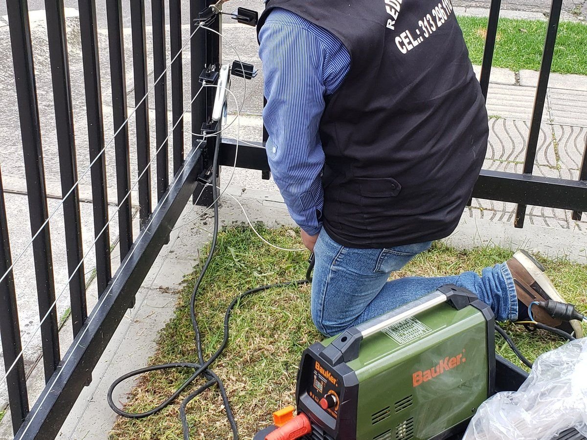 Técnico de Redes Pelaez instalando cerca eléctrica
