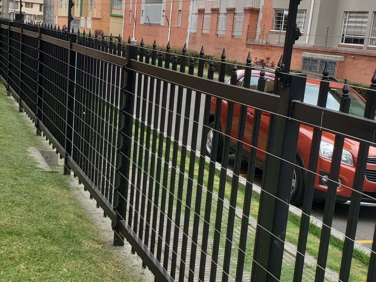 Cerca eléctrica instalada sobre cerramiento metálico