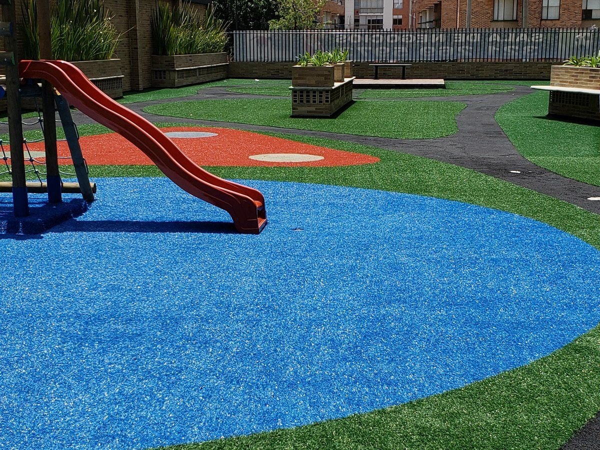 Detalle de parque infantil con rodadero