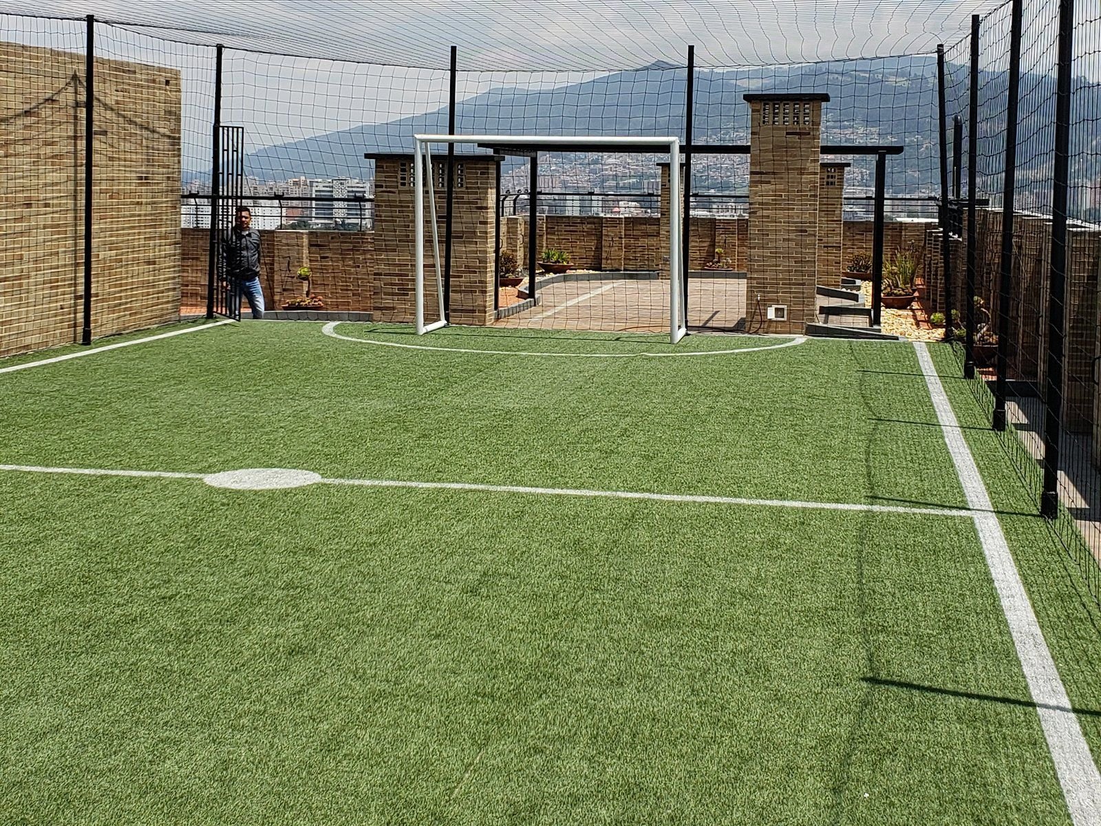 Cancha sintética construida en zona común de conjunto residencial