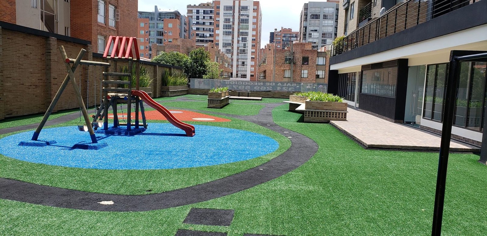 Columna señalizada en zona de parqueadero